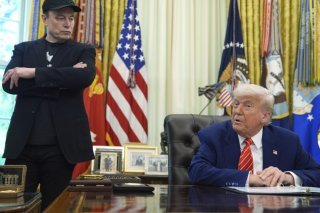 L'homme le plus riche du monde Elon Musk et le président américain Donald Trump ne regardent plus du tout dans la même direction. KEYSTONE/AP/Evan Vucci